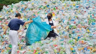 Pic courtesy - Sahara Medias
https://fr.saharamedias.net/environnement-le-g7-promet-de-mettre-fin-a-la-pollution-plastique-en-2040/