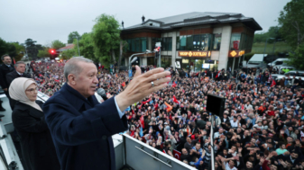 Turkish President Tayyip Erdogan, accompanied by his wife Emine Erdogan, addresses his supporters following early exit poll results for the second round of the presidential election in Istanbul, Turkey May 28, 2023. Murat Cetinmuhurdar/Presidential Press Office/Handout via REUTERS ATTENTION EDITORS - THIS PICTURE WAS PROVIDED BY A THIRD PARTY. NO RESALES. NO ARCHIVES.