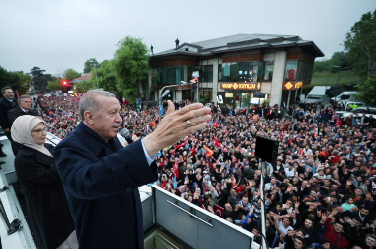 Turkish President Tayyip Erdogan, accompanied by his wife Emine Erdogan, addresses his supporters following early exit poll results for the second round of the presidential election in Istanbul, Turkey May 28, 2023. Murat Cetinmuhurdar/Presidential Press Office/Handout via REUTERS ATTENTION EDITORS - THIS PICTURE WAS PROVIDED BY A THIRD PARTY. NO RESALES. NO ARCHIVES.